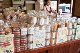 さまざまな種類の炭酸せんべいが並ぶ＝三ツ森本店