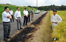 酒造会社などを招いた山田錦の産地ツアー＝神戸市北区大沢町中大沢