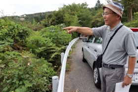 街を案内してくれた生野高原自治会の塩足春隆会長＝神戸市北区道場町生野