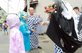 塩田獅子舞とふれあう楓君（手前左から２人目）と凜ちゃん＝神戸市北区道場町道場
