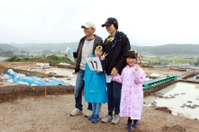 松原城跡で記念撮影する岩崎一家＝神戸市北区道場町日下部