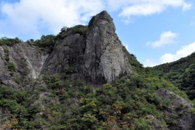 ロッククライミングの練習場として知られる百丈岩
