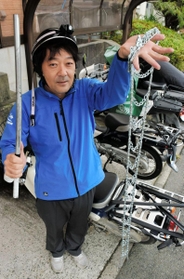 配達のためにチェーンと鉄の棒を常備する本紙北神ニュータウン専売所＝神戸市北区京地２