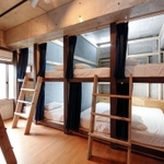 １０人用のドミトリー。睡眠の質を確保するため、枕や布団にはこだわったという＝神戸市北区有馬町