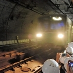 トンネル内を走る北神急行電鉄の車両を見学する参加者＝北神急行電鉄谷上車庫