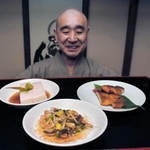 普茶料理の腕を振るう浅野英俊住職