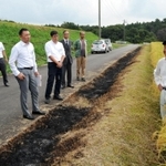 酒造会社などを招いた山田錦の産地ツアー＝神戸市北区大沢町中大沢