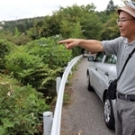 街を案内してくれた生野高原自治会の塩足春隆会長＝神戸市北区道場町生野