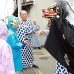 塩田獅子舞とふれあう楓君（手前左から２人目）と凜ちゃん＝神戸市北区道場町道場