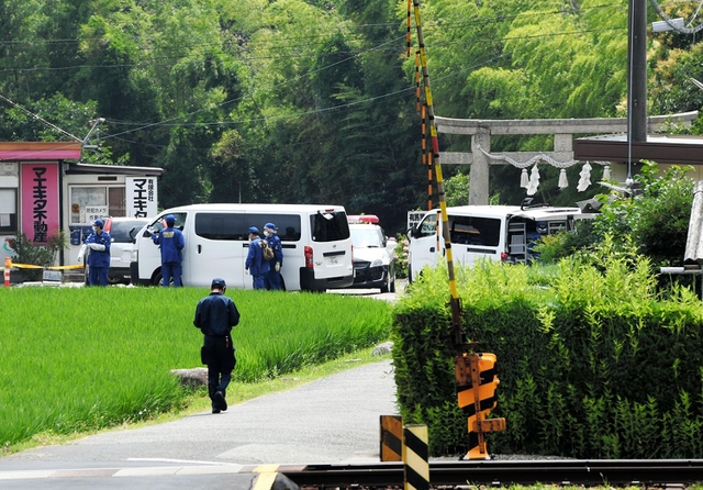 逮捕された男が確保されたとみられる現場付近を調べる捜査員ら＝１６日１１時すぎ、神戸市北区