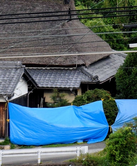 発生から１週間を迎える事件現場では今も通行が規制されている＝２２日午後、神戸市北区