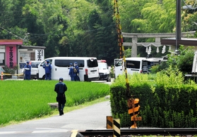 逮捕された男が確保されたとみられる現場付近を調べる捜査員ら＝１６日１１時すぎ、神戸市北区