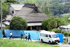 殺害現場とみられる民家周辺を調べる兵庫県警の捜査員ら＝１６日午後０時１４分、神戸市北区