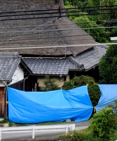 発生から１週間を迎える事件現場では今も通行が規制されている＝２２日午後、神戸市北区