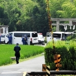 逮捕された男が確保されたとみられる現場付近を調べる捜査員ら＝１６日１１時すぎ、神戸市北区