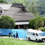 殺害現場とみられる民家周辺を調べる兵庫県警の捜査員ら＝１６日午後０時１４分、神戸市北区