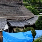 発生から１週間を迎える事件現場では今も通行が規制されている＝２２日午後、神戸市北区