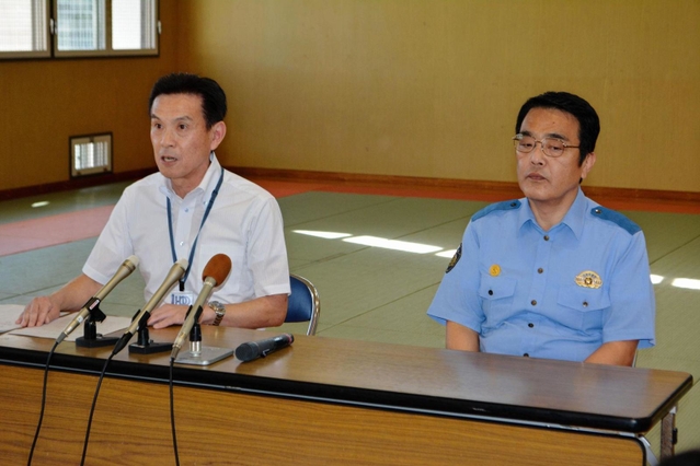 会見する兵庫県警の（左）岩野一義・捜査１課長と生柄功一・有馬署長＝２７日午後、神戸市北区藤原台北町６、有馬署