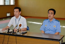 会見する兵庫県警の（左）岩野一義・捜査１課長と生柄功一・有馬署長＝２７日午後、神戸市北区藤原台北町６、有馬署