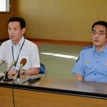 会見する兵庫県警の（左）岩野一義・捜査１課長と生柄功一・有馬署長＝２７日午後、神戸市北区藤原台北町６、有馬署