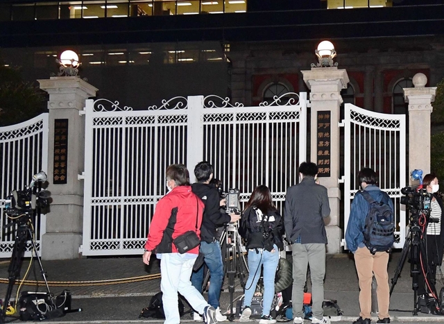 北区で男女５人が殺傷された事件の判決が言い渡され、神戸地裁前には多くの報道陣が詰めかけた＝４日午後、神戸市中央区橘通２（撮影・坂井萌香）