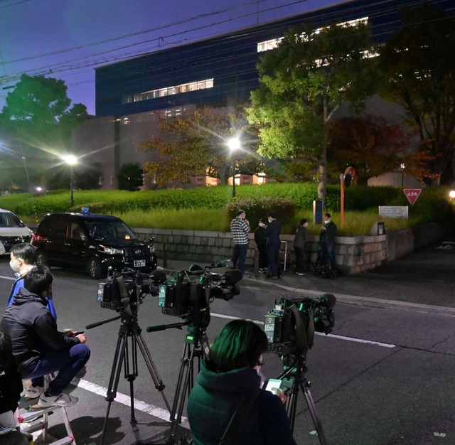 無罪判決を受けて神戸地裁前に集まった報道陣＝４日午後、神戸市中央区橘通２（撮影・秋山亮太）