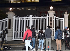 北区で男女５人が殺傷された事件の判決が言い渡され、神戸地裁前には多くの報道陣が詰めかけた＝４日午後、神戸市中央区橘通２（撮影・坂井萌香）