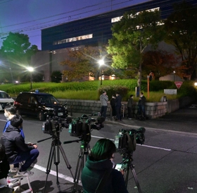 無罪判決を受けて神戸地裁前に集まった報道陣＝４日午後、神戸市中央区橘通２（撮影・秋山亮太）