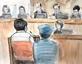 判決理由を聞く男性被告（手前左）（イラスト・田村角）