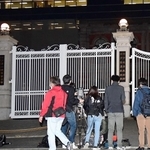 北区で男女５人が殺傷された事件の判決が言い渡され、神戸地裁前には多くの報道陣が詰めかけた＝４日午後、神戸市中央区橘通２（撮影・坂井萌香）