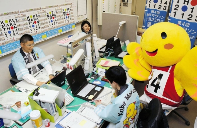 募集受け付けが始まった神戸マラソン。事務局にはばタンも登場した＝２２日午前、神戸市中央区北長狭通４（撮影・三浦拓也）