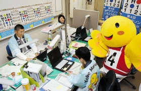 募集受け付けが始まった神戸マラソン。事務局にはばタンも登場した＝２２日午前、神戸市中央区北長狭通４（撮影・三浦拓也）
