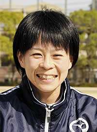 マラソンの魅力を話す上谷聡子さん＝神戸市西区南別府、神院大第６グラウンド