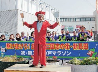 軽快なコテのリズムで粉もんの街をアピールする応援＝２０１３年１１月１７日、神戸市長田（ＫＯＢＥ鉄人ＰＲＯＪＥＣＴ提供）