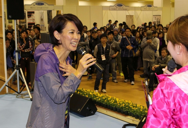 出場者らに向けてマラソンの心得を語る有森裕子さん＝22日午前、神戸国際展示場（撮影・小林良多）