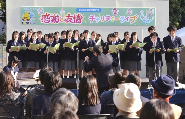 被災地支援への感謝を込めて合唱する仙台南高校の生徒たち＝２２日、神戸市中央区（撮影・宮路博志）