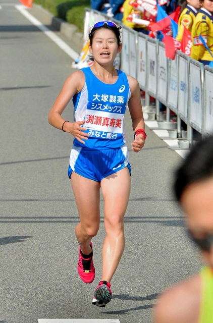 初マラソンに挑戦し、懸命にフィニッシュ地点を目指す渕瀬真寿美選手＝神戸市中央区港島中町６（撮影・後藤亮平）
