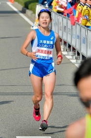 初マラソンに挑戦し、懸命にフィニッシュ地点を目指す渕瀬真寿美選手＝神戸市中央区港島中町６（撮影・後藤亮平）