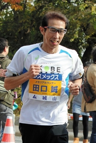 ゴールした田口誠さん。「神戸市民の思いと全国の支援で神戸は復興できた」＝神戸市須磨区（撮影・中西大二）