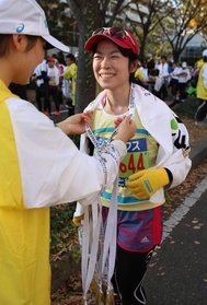完走メダルを受け取る小尾記者＝神戸市中央区港島中町６（撮影・小林良多）