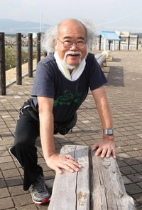 ランニング前にストレッチをする小池照男さん。感謝の気持ちを胸に本番に臨む＝神戸市垂水区平磯１（撮影・辰巳直之）