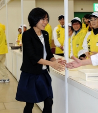 「神戸マラソンエキスポ」の会場を訪れ、ボランティアを激励する野口みずきさん＝２１日午前、神戸市中央区港島中町６（撮影・三浦拓也）