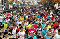 道路を埋め尽くし、街を駆け抜けるランナー＝２３日、神戸市中央区（撮影・小林良多）