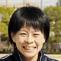 マラソンの魅力を話す上谷聡子さん＝神戸市西区南別府、神院大第６グラウンド