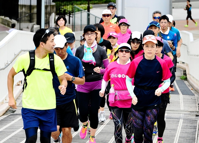 神戸マラソンまであと１カ月半。完走に向け、練習に励むランナー＝神戸市中央区（撮影・中西幸大）