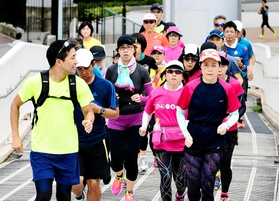 神戸マラソンまであと１カ月半。完走に向け、練習に励むランナー＝神戸市中央区（撮影・中西幸大）