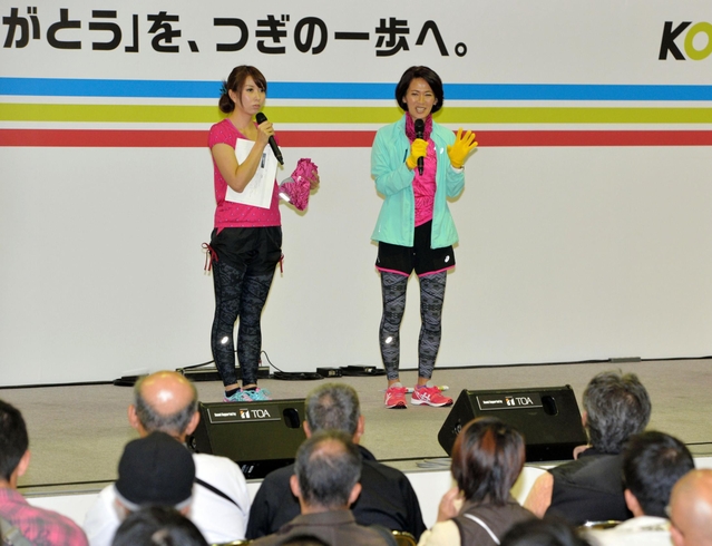 コースの攻略法などについて、集まった出走者らに助言する有森裕子さん（右）＝１４日午前、神戸市中央区港島中町６（撮影・宮路博志）