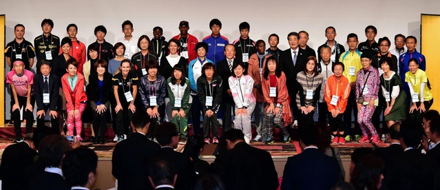 記者会見後、記念撮影に収まる招待選手ら＝神戸市中央区、神戸ポートピアホテル（撮影・中西幸大）