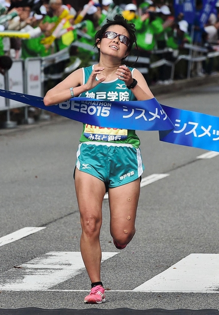 女子フルマラソンの部　先頭でフィニッシュした杉谷優衣１５日午後１１時４２分、神戸市中央区、ポートアイランドの市民広場前（撮影・中西幸大）