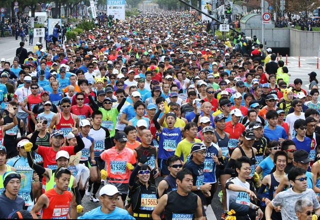 号砲とともに一斉にスタートするフルマラソンのランナーたち＝１５日午前、神戸市中央区、神戸市役所前（撮影・大森武）